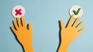 Duas mãos estilizadas apontam para símbolos circulares, uma com um "X" vermelho (errado) e outra com um "✓" verde (certo), sobre fundo azul.